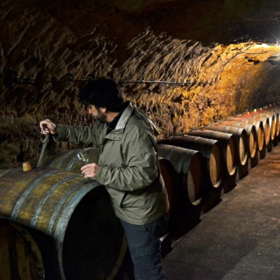 Nicolas Paget élève ses vin dans son chai à Rivarennes en Touraine