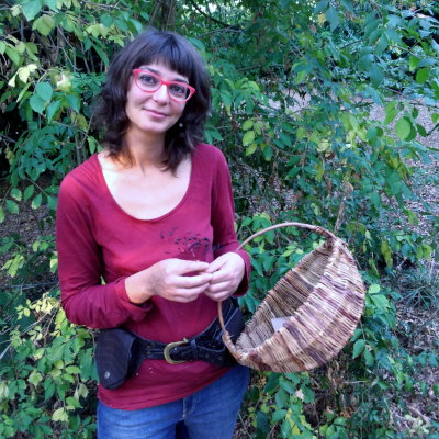 Amandine Lebert cueilleuse, cuisinière, animatrice et formatrice sur la nature et les végétaux dans la vallée du Cher en Touraine