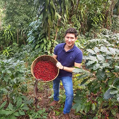 Andreas Giron porte des baies de café au Salvador