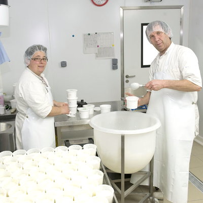 Hélène et Bruno Joly producteurs de produits laitiers Bio à St-Gervais-les-trois-Clochers en Touraine