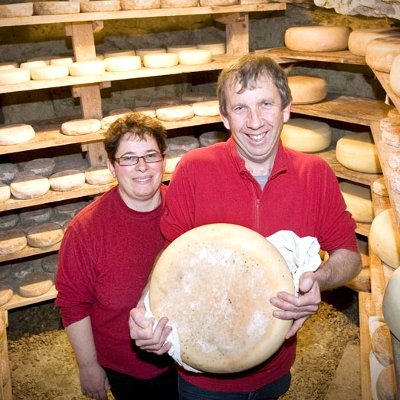 Hélène et Bruno Joly producteurs de produits laitiers Bio à St-Gervais-les-trois-Clochers en Touraine